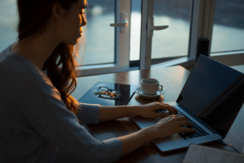 Vrouw typt op laptop vacaturetekst