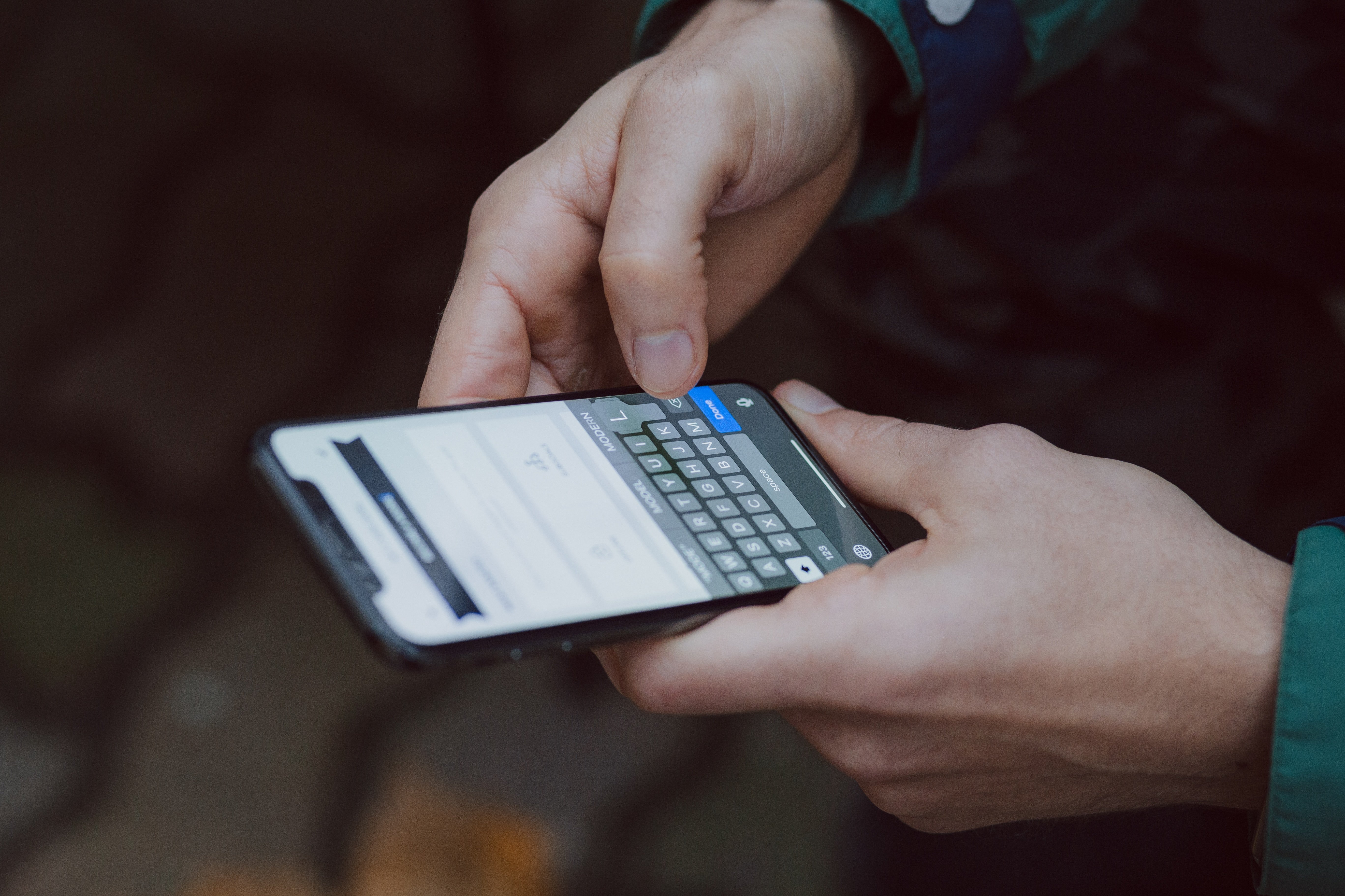 Mobile recruitment - man telefoon in hand