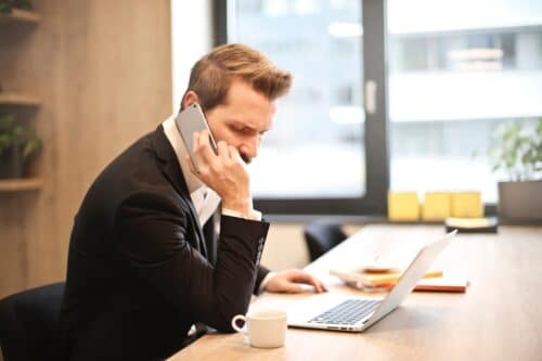 Candidate experience - man aan de telefoon