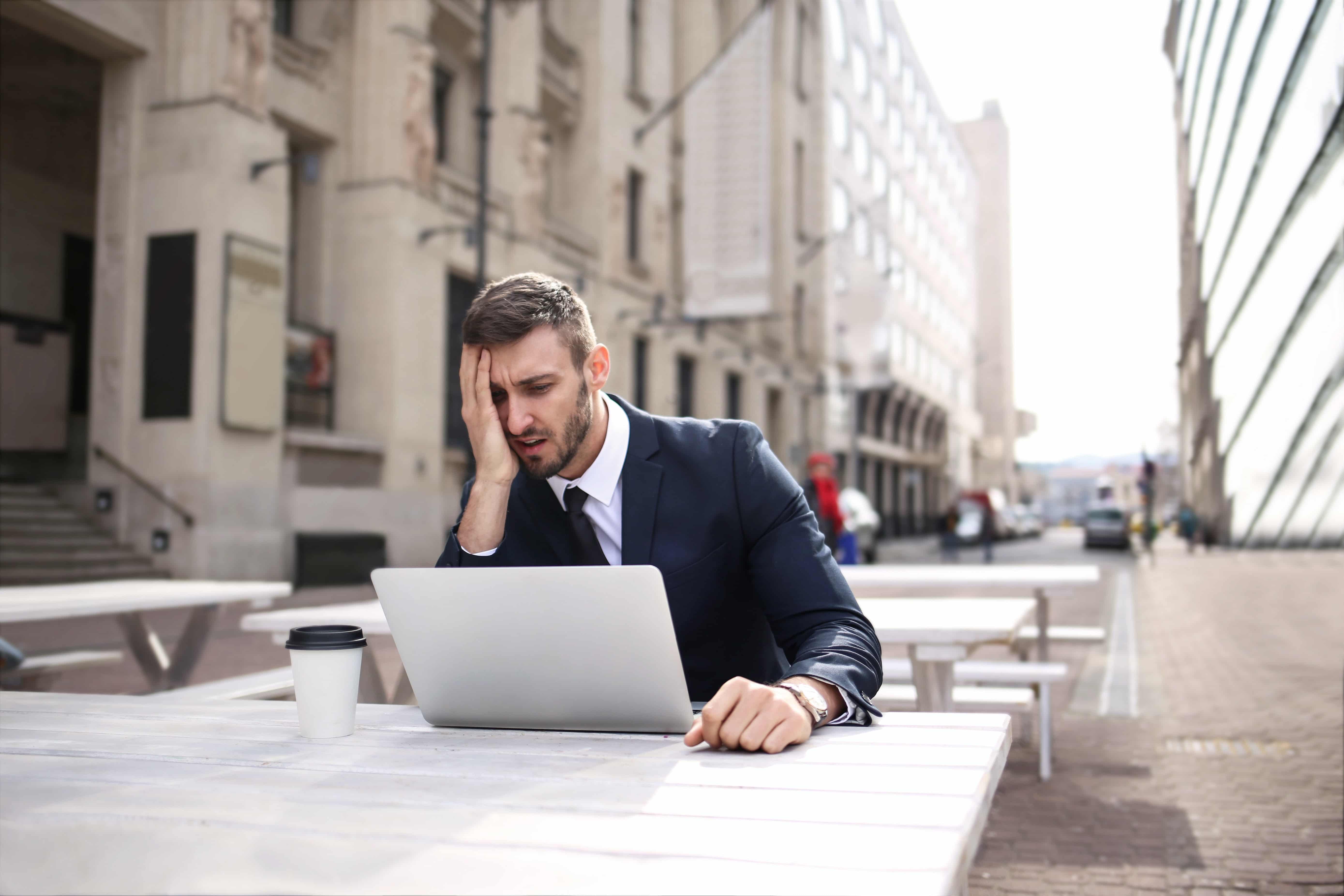 Verbeter candidate experience man met laptop