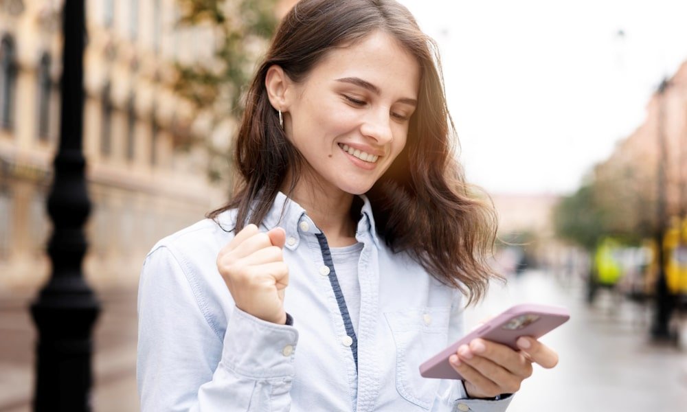 Sollicitant met mobiele telefoon