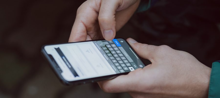 Mobile recruitment - man telefoon in hand