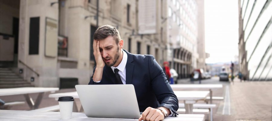 Verbeter candidate experience man met laptop